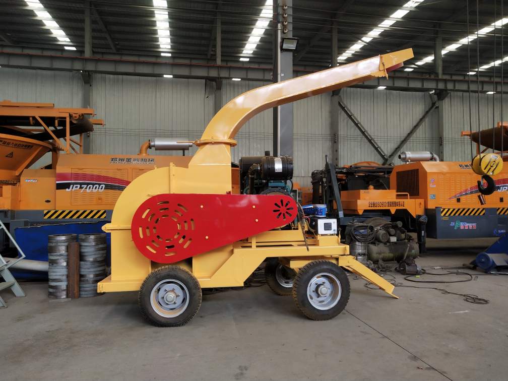 High-capacity disc wood chipper producing uniform wood chips for biomass and paper mills