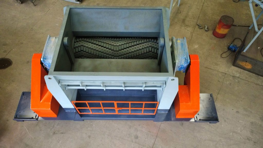 Single shaft shredder in an municipal landfill waste processing line