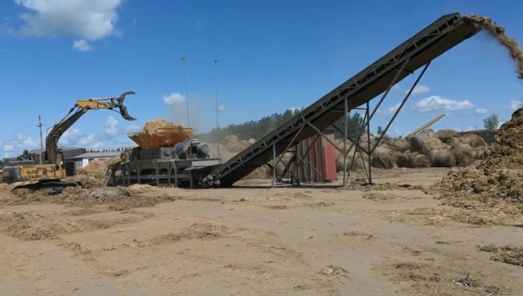 Heavy-duty twin shaft shredder for solid waste round or square bale straw